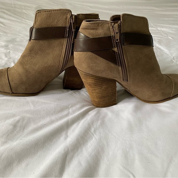 Carlos Santana Faux suede heel bootie - Picture 2 of 6